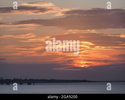 Sheerness, Kent, Großbritannien. Juli 2021. UK Wetter: Sonnenuntergang in Sheerness, Kent. Kredit: James Bell/Alamy Live Nachrichten Stockfoto