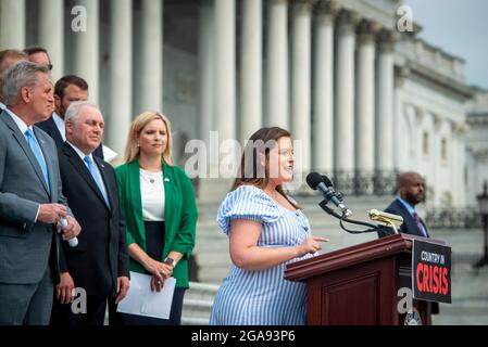 Die Vorsitzende der Republikanischen Konferenz der US-Repräsentantin Elise Stefanik (Republikanerin von New York) hält während einer Pressekonferenz vor dem US-Kapitol in Washington, DC, am Donnerstag, den 29. Juli 2021, Bemerkungen zur Führung von Präsident Joe Biden und der Sprecherin des Repräsentantenhauses, Nancy Pelosi, ab. Kredit: Rod Lampey/CNP/MediaPunch Stockfoto