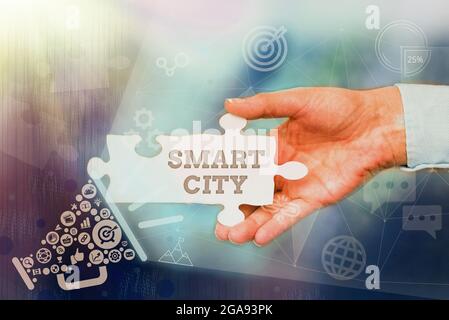 Inspiration mit Schild Smart City. Wort geschrieben auf einem städtischen Gebiet, das Kommunikationstechnologien verwendet, um Daten Hand Holding Jigsaw Puzzle sammeln Stockfoto