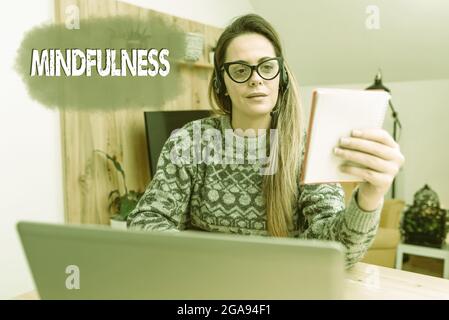 Handschrift Text Achtsamkeit. Konzept Bedeutung Geisteszustand erreicht durch Konzentration ist Aufmerksamkeit Abstraktes Schreiben neuer Blog-Inhalt, Lesen Stockfoto