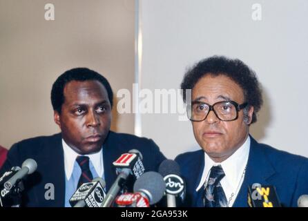 Vernon Jordan, Präsident, National Urban League, Benjamin Hooks, Bürgerrechtler, Teilnahme an der Pressekonferenz, New York City, New York, USA, Bernard Gotfryd, 1973 Stockfoto