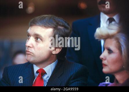 Besitzer Donald Trump und Ehefrau Ivana Trump während der USFL New Jersey General Pressekonferenz, Trump Tower, New York City, New York, USA, Bernard Gotfryd, Februar 1985 Stockfoto