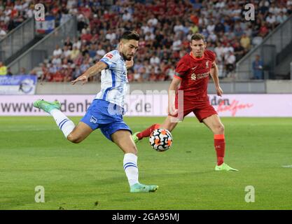 Innsbruck, Österreich. Juli 2021. Fußball: Testspiele, Hertha BSC - FC Liverpool. Die Berliner Suat Serdar (l) erzielt das Tor, um gegen Liverpools James Milner 0:2 zu erreichen. Quelle: Sebastian Räppold/Matthias Koch/dpa/Alamy Live News Stockfoto