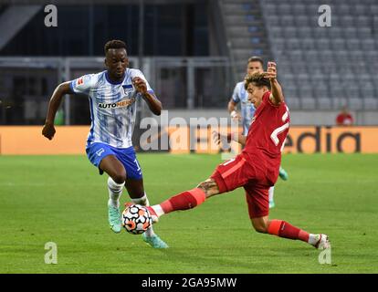 Innsbruck, Österreich. Juli 2021. Fußball: Testspiele, Hertha BSC - FC Liverpool. Der Berliner Dodi Lukebakio (l) und die Liverpooler Kostas Tsimikas kämpfen um den Ball. Quelle: Sebastian Räppold/Matthias Koch/dpa/Alamy Live News Stockfoto