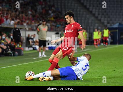 Innsbruck, Österreich. Juli 2021. Fußball: Testspiele, Hertha BSC - FC Liverpool. Liverpools Curtis Jones (l.) und der Berliner Marton Dardai kämpfen um den Ball. Quelle: Sebastian Räppold/Matthias Koch/dpa/Alamy Live News Stockfoto