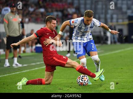 Innsbruck, Österreich. Juli 2021. Fußball: Testspiele, Hertha BSC - FC Liverpool. Liverpools James Milner (l.) und der Berliner Peter Pekarik kämpfen um den Ball. Quelle: Sebastian Räppold/Matthias Koch/dpa/Alamy Live News Stockfoto