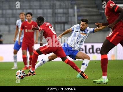 Innsbruck, Österreich. Juli 2021. Fußball: Testspiele, Hertha BSC - FC Liverpool. Liverpools Naby Keita (l.) und die Berliner Suat Serdar kämpfen um den Ball. Quelle: Sebastian Räppold/Matthias Koch/dpa/Alamy Live News Stockfoto