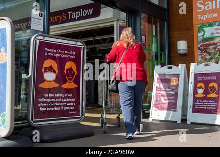 Taplow, Buckinghamshire, Großbritannien. Juli 2021. Ein Hinweis vor Sainsbury's, in dem die Leute aufgefordert werden, Gesichtsmasken zu tragen, wenn sie können, aber dass es eine persönliche Entscheidung ist. Die meisten Kunden tragen immer noch Gesichtsmasken, wenn sie bei Sainsbury's 19 einkaufen Stockfoto