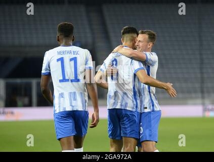 Innsbruck, Österreich. Juli 2021. Fußball: Testspiele, Hertha BSC - FC Liverpool. Der Berliner Dodi Lukebakio (l-r), der Berliner Torschütze Suat Serdar und Vladimir Darida feiern nach dem Tor für 0:2. Quelle: Sebastian Räppold/Matthias Koch/dpa/Alamy Live News Stockfoto