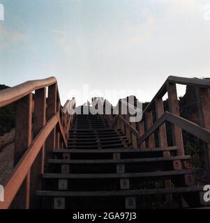 Low-Angle-Aufnahme einer hölzernen Treppe unter dem klaren Himmel Stockfoto