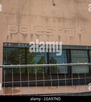 Göteborg, Schweden - Juni 02 2018: Fassade eines verlassenen Gebäudes, das früher von Polestar besetzt war. Schatten des Logos sind noch an der Wand zu sehen. Stockfoto