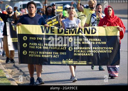 Austin, Texas, USA. Juli 2021. Poor People's Campaign führt Demonstranten entlang der Zubringerstraßen für die Interstate 35 auf einem 27 Meilen langen, 4-tägigen Spaziergang von Georgetown nach Austin, der in Texas State Capital in einem „Selma-Montgomery-Marsch“ endet, um Bundesmaßnahmen bezüglich der Stimmrechte zu fordern. Round Rock, Texas. Mario Cantu/CSM/Alamy Live News Stockfoto