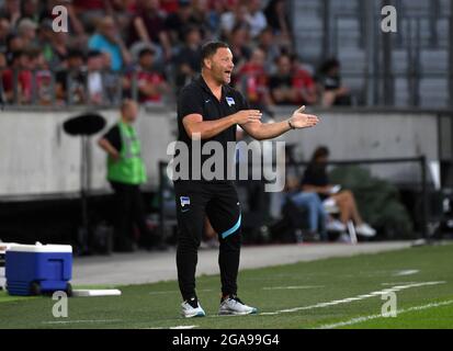 Innsbruck, Österreich. Juli 2021. Fußball: Testspiele, Hertha BSC - FC Liverpool. Der Berliner Trainer Pal Dardai gibt Anweisungen. Quelle: Sebastian Räppold/Matthias Koch/dpa/Alamy Live News Stockfoto