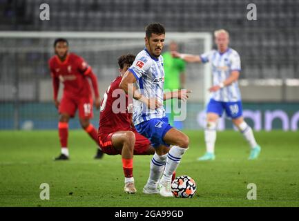 Innsbruck, Österreich. Juli 2021. Fußball: Testspiele, Hertha BSC - FC Liverpool. Liverpools Neco Williams (l.) und Berlins Stevan Jovetic kämpfen um den Ball. Quelle: Sebastian Räppold/Matthias Koch/dpa/Alamy Live News Stockfoto