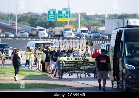 Austin, Texas, USA. Juli 2021. Poor People's Campaign führt Demonstranten entlang der Zubringerstraßen für die Interstate 35 auf einem 27 Meilen langen, 4-tägigen Spaziergang von Georgetown nach Austin, der in Texas State Capital in einem „Selma-Montgomery-Marsch“ endet, um Bundesmaßnahmen bezüglich der Stimmrechte zu fordern. Round Rock, Texas. Mario Cantu/CSM/Alamy Live News Stockfoto