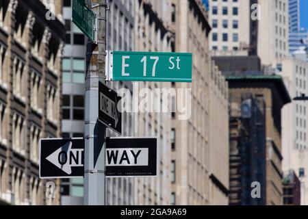 Das Straßenschild steht am 24. Februar 2021 in der Reihe der Gebäude entlang der Park Avenue South in New York City, NY, USA. Stockfoto