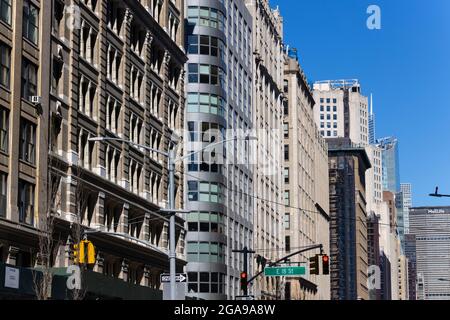 Am 24. Februar 2021 steht eine Reihe von Gebäuden an der Park Avenue South in New York City, NY, USA. Stockfoto