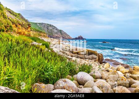 Große Felsen am Strand in St. Loy's Cove entlang des South West Coast Path, Cornwall, Großbritannien Stockfoto