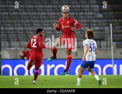 Innsbruck, Österreich. Juli 2021. Fußball: Testspiele, Hertha BSC - FC Liverpool. Liverpools Joe Gomez (l-r), Liverpools Virgil van Dijk und Berlins Ruwen Werthmüller. Quelle: Sebastian Räppold/Matthias Koch/dpa/Alamy Live News Stockfoto