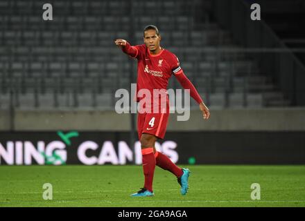 Innsbruck, Österreich. Juli 2021. Fußball: Testspiele, Hertha BSC - FC Liverpool. Liverpools Virgil van Dijk gibt Anweisungen. Quelle: Sebastian Räppold/Matthias Koch/dpa/Alamy Live News Stockfoto