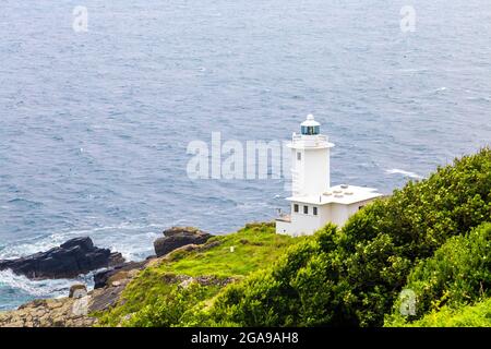 Tater Du Lighthouse entlang des South West Coast Path an der Küste von Cornwall, Großbritannien Stockfoto