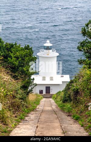 Tater Du Lighthouse entlang des South West Coast Path an der Küste von Cornwall, Großbritannien Stockfoto