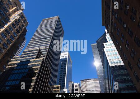 Wolkenkratzer in Midtown Manhattan entlang der Park Avenue am 25. Februar 2021 in New York City, NY, USA. Stockfoto