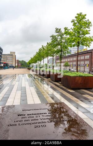 Magnolia Grove, Denkmal für die 21 Opfer der Love Parade Katastrophe und Verletzte, von 2010, am Hauptbahnhof, Portsmouthplatz, in Du Stockfoto