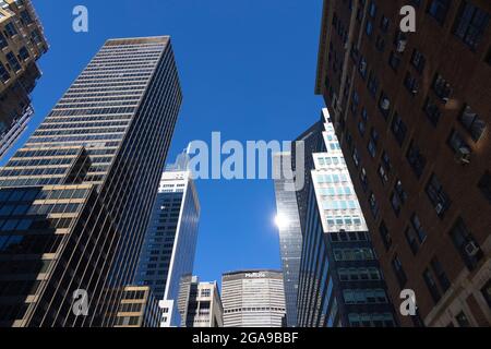 Wolkenkratzer in Midtown Manhattan entlang der Park Avenue am 25. Februar 2021 in New York City, NY, USA. Stockfoto
