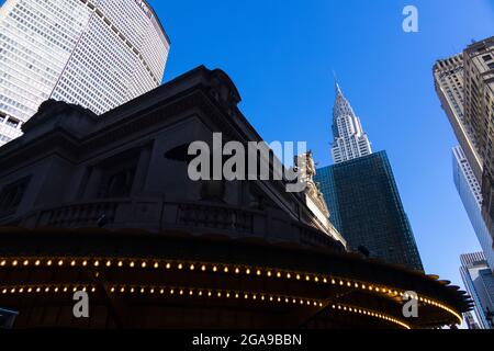 Der Wolkenkratzer von Midtown Manhattan umgibt das Grand Central Terminal am 25. Februar 2021 in New York City, NY, USA. Stockfoto