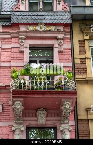 Hafenviertel Duisburg-Ruhrort, alte rosa Hausfassade, Balkon, NRW, Deutschland, Stockfoto