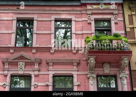 Hafenviertel Duisburg-Ruhrort, alte rosa Hausfassade, Balkon, NRW, Deutschland, Stockfoto