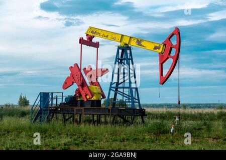 Pumpenkolbenpumpe, die an einer Ölbohrung im Freien arbeitet Stockfoto