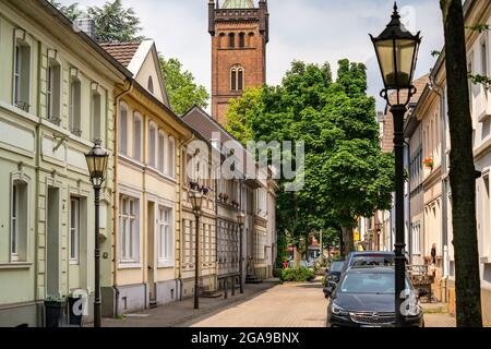 Hafenviertel Duisburg-Ruhrort, Wohnhäuser, Kirche St. Maximilian, Fabrikstraße, NRW, Deutschland, Stockfoto