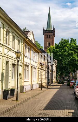 Hafenviertel Duisburg-Ruhrort, Wohnhäuser, Kirche St. Maximilian, Fabrikstraße, NRW, Deutschland, Stockfoto