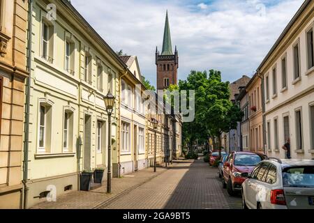 Hafenviertel Duisburg-Ruhrort, Wohnhäuser, Kirche St. Maximilian, Fabrikstraße, NRW, Deutschland, Stockfoto