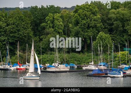 Die sechs-Seen-Platte, ein Naherholungsgebiet im Süden Duisburgs, in der Nähe des Stadtteils Wedau, 6 ehemalige Kiesgruben, Segelboot auf dem Masurensee, Du Stockfoto