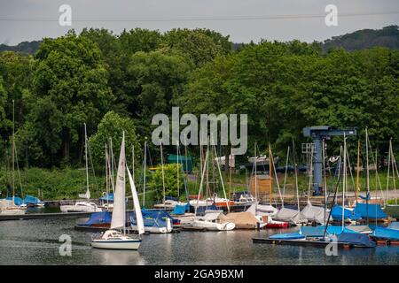 Die sechs-Seen-Platte, ein Naherholungsgebiet im Süden Duisburgs, in der Nähe des Stadtteils Wedau, 6 ehemalige Kiesgruben, Segelboot auf dem Masurensee, Du Stockfoto