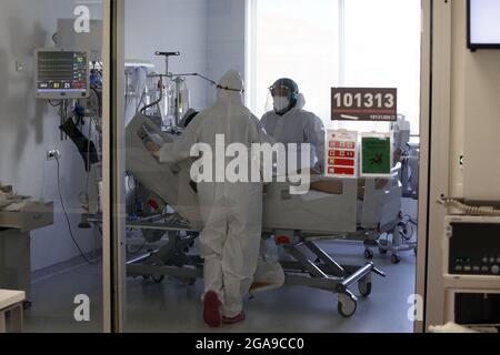 Ankara, Türkei. Juli 2021. Am 29. Juli 2021 wird ein COVID-19-Patient auf der Intensivstation eines Krankenhauses in Ankara, Türkei, behandelt. Die Türkei hat am Donnerstag 22,161 neue COVID-19-Fälle registriert, was ihre Zahl der Infektionen auf 5,682,630 erhöht, so das Gesundheitsministerium. Quelle: Mustafa Kaya/Xinhua/Alamy Live News Stockfoto