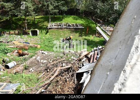 Mexiko-Stadt, Mexiko. Juli 2021. Mexiko-Stadt, Mexiko, 29. Juli 2021: Ein Militär trainiert einen Hund im Rahmen des "Search and Rescue"-Hundetrainings im Hundeausbildungszentrum der mexikanischen Armee, das nach dem Erdbeben von 1985 in Mexiko eingeführt wurde, hat die mexikanische Armee dieses Programm gefördert, um im Falle einer Naturkatastrophe Leben zu retten. Kredit: Carlos Tischler/Eyepix Gruppe/Alamy Live Nachrichten Gutschrift: Eyepix Gruppe/Alamy Live Nachrichten Stockfoto