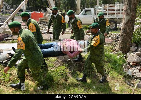 Mexiko-Stadt, Mexiko. Juli 2021. Mexiko-Stadt, Mexiko, 29. Juli 2021: Ein Militär trainiert einen Hund im Rahmen des "Search and Rescue"-Hundetrainings im Hundeausbildungszentrum der mexikanischen Armee, das nach dem Erdbeben von 1985 in Mexiko eingeführt wurde, hat die mexikanische Armee dieses Programm gefördert, um im Falle einer Naturkatastrophe Leben zu retten. Kredit: Carlos Tischler/Eyepix Gruppe/Alamy Live Nachrichten Gutschrift: Eyepix Gruppe/Alamy Live Nachrichten Stockfoto