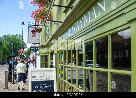 In den USA. Juli 2021. Das Highwayman Pub in der High Street in der Stadt. Die Kunden freuen sich, nach der Aufhebung der Covid-19-Sperre wieder in Pubs sein zu können. Quelle: Maureen McLean/Alamy Stockfoto