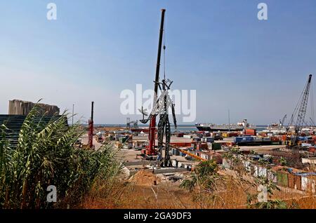 Beirut, Libanon. Juli 2021. Eine Statue mit dem Namen „der Riese“, die aus den Überresten des Wracks des Hafens von Beirut besteht, ist anlässlich des ersten Jahrestages der verheerenden Explosion am 29. Juli 2021 im Hafen von Beirut im Libanon zu sehen. Der Libanon wird den ersten Jahrestag der verheerenden Explosion begehen, bei der Hunderttausende Menschen ihre Häuser und ihr Eigentum verloren, etwa 200 Familien Angehörige verloren und mehr als 6,000 Menschen verletzt wurden. Quelle: Bilal Jawich/Xinhua/Alamy Live News Stockfoto