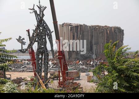 Beirut, Libanon. Juli 2021. Eine Statue mit dem Namen „der Riese“, die aus den Überresten des Wracks des Hafens von Beirut besteht, ist anlässlich des ersten Jahrestages der verheerenden Explosion am 29. Juli 2021 im Hafen von Beirut im Libanon zu sehen. Der Libanon wird den ersten Jahrestag der verheerenden Explosion begehen, bei der Hunderttausende Menschen ihre Häuser und ihr Eigentum verloren, etwa 200 Familien Angehörige verloren und mehr als 6,000 Menschen verletzt wurden. Quelle: Bilal Jawich/Xinhua/Alamy Live News Stockfoto