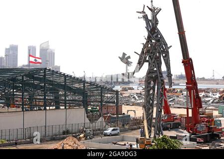 Beirut, Libanon. Juli 2021. Eine Statue mit dem Namen „der Riese“, die aus den Überresten des Wracks des Hafens von Beirut besteht, ist anlässlich des ersten Jahrestages der verheerenden Explosion am 29. Juli 2021 im Hafen von Beirut im Libanon zu sehen. Der Libanon wird den ersten Jahrestag der verheerenden Explosion begehen, bei der Hunderttausende Menschen ihre Häuser und ihr Eigentum verloren, etwa 200 Familien Angehörige verloren und mehr als 6,000 Menschen verletzt wurden. Quelle: Bilal Jawich/Xinhua/Alamy Live News Stockfoto