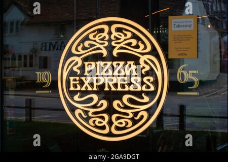 In den USA. Juli 2021. Das beliebte Restaurant Pizza Express in den Dörfern von „The Pizza Express“. Einige Pizza Express-Restaurants wurden nach der Pandemie von Covid-19 dauerhaft geschlossen. Quelle: Maureen McLean/Alamy Stockfoto