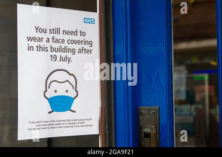 Chesham, Buckinghamshire, Großbritannien. Juli 2021. Ein Hinweis des Gesundheitsdienstes in einem Apothekenfenster, in dem die Kunden darüber informiert werden, dass sie weiterhin Gesichtsmasken tragen müssen. Quelle: Maureen McLean/Alamy Stockfoto