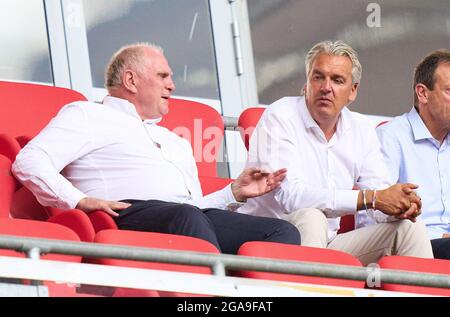 München, Deutschland. Juli 2021. Uli HOENESS (ehemaliger FCB-Präsident ), Ehrenpräsident, Jörg WACKER, Geschäftsführer Internationales, im Freundschaftsspiel des FC BAYERN München - BORUSSIA MÖNCHENGLADBACH am 28. Juli 2021 in München, Deutschland Saison 2021/2022, Spieltag X, 1.Bundesliga, FCB, Gladbach, München, X.Spieltag. Quelle: Peter Schatz/Alamy Live News Stockfoto