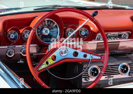 PLYMOUTH, MI/USA - 26. JULI 2021: Nahaufnahme eines Chevrolet Impala Armaturenbretts aus dem Jahr 1960 auf der Automobilausstellung Concours d'Elegance of America im Inn at St. John’s. Stockfoto