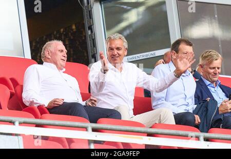 Uli HOENESS (ehemaliger FCB-Präsident ), Ehrenpräsident, Jörg WACKER, Geschäftsführer Internationales, im Freundschaftsspiel FC BAYERN MÜNCHEN - BORUSSIA MÖNCHENGLADBACH 0-2 am 28. Juli 2021 in München, Deutschland Saison 2021/2022, Spieltag X, 1.Bundesliga, FCB, Gladbach, München, X.Spieltag. © Peter Schatz / Alamy Live News Stockfoto